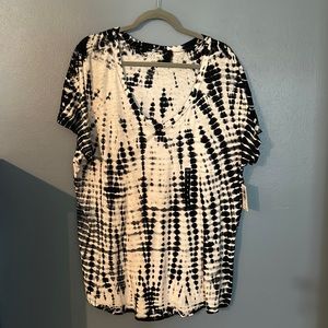 TORRID Size 3X tie dye V-neck tee NWT!